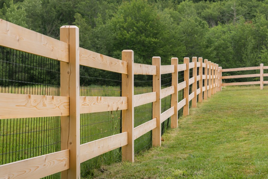 Wood and wire rigid garden fence