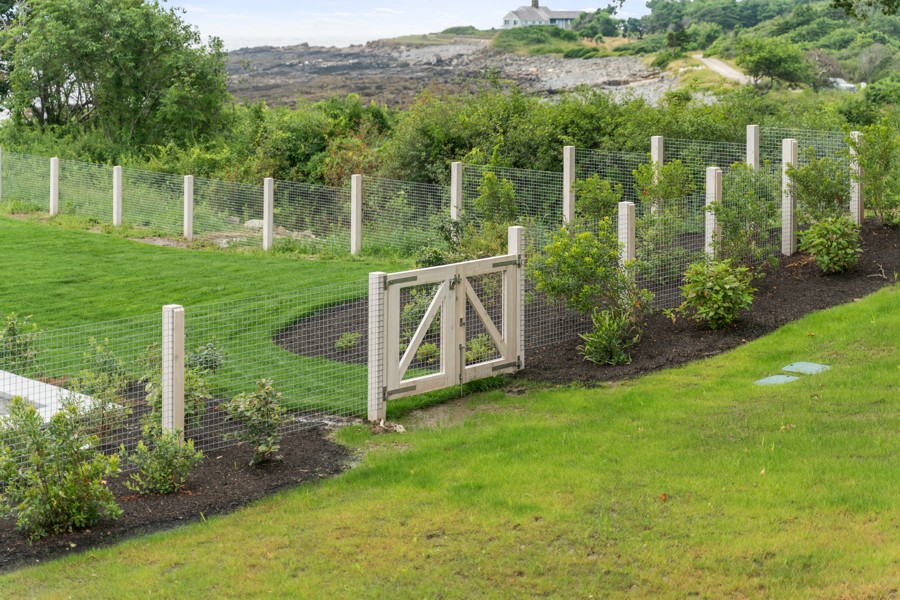 Wood and wire rigid garden fence