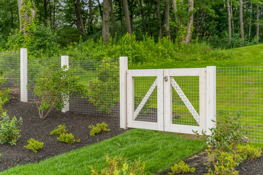 Wood and wire rigid garden fence