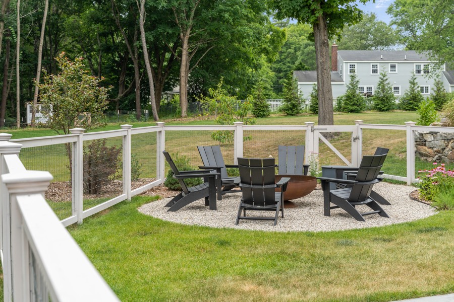 Wood and wire rigid garden fence