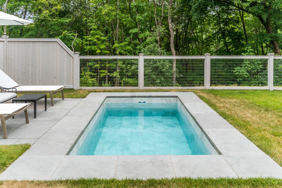 Wood and wire rigid garden fence