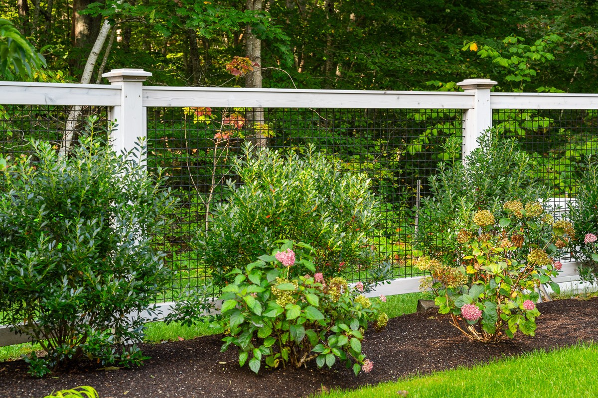 Wood and wire rigid garden fence