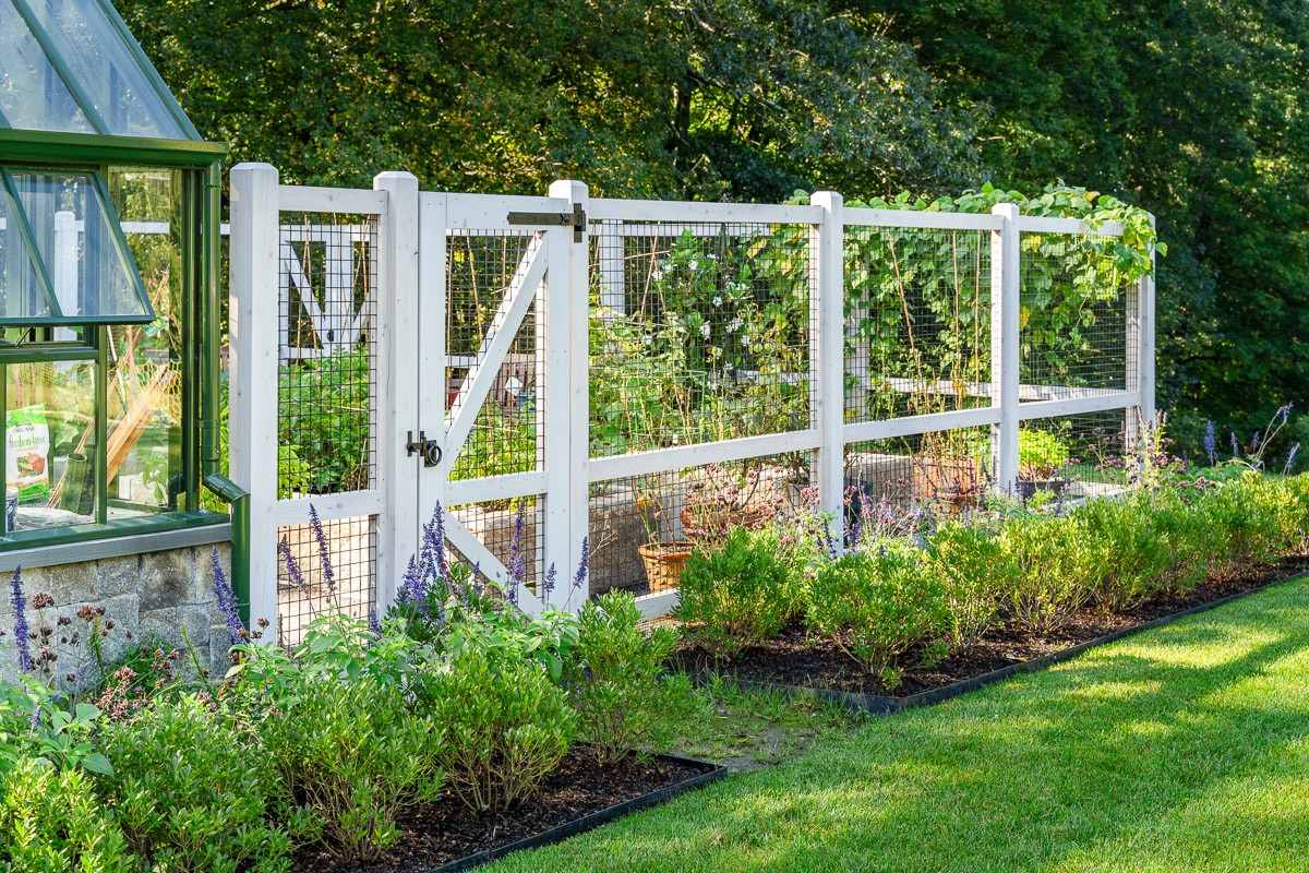 Wood and wire rigid garden fence