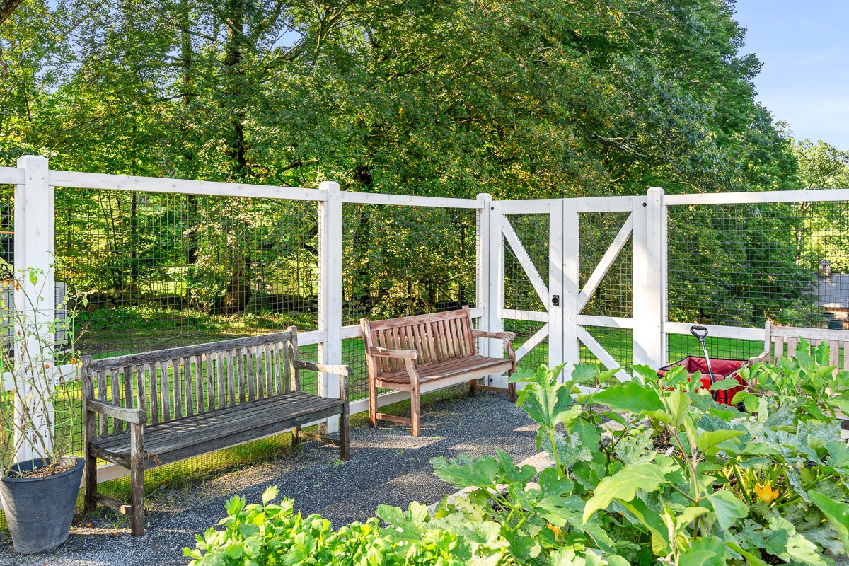 Wood and wire rigid garden fence