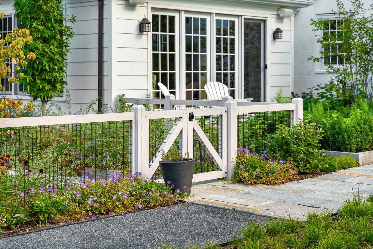 Wood and wire rigid garden fence