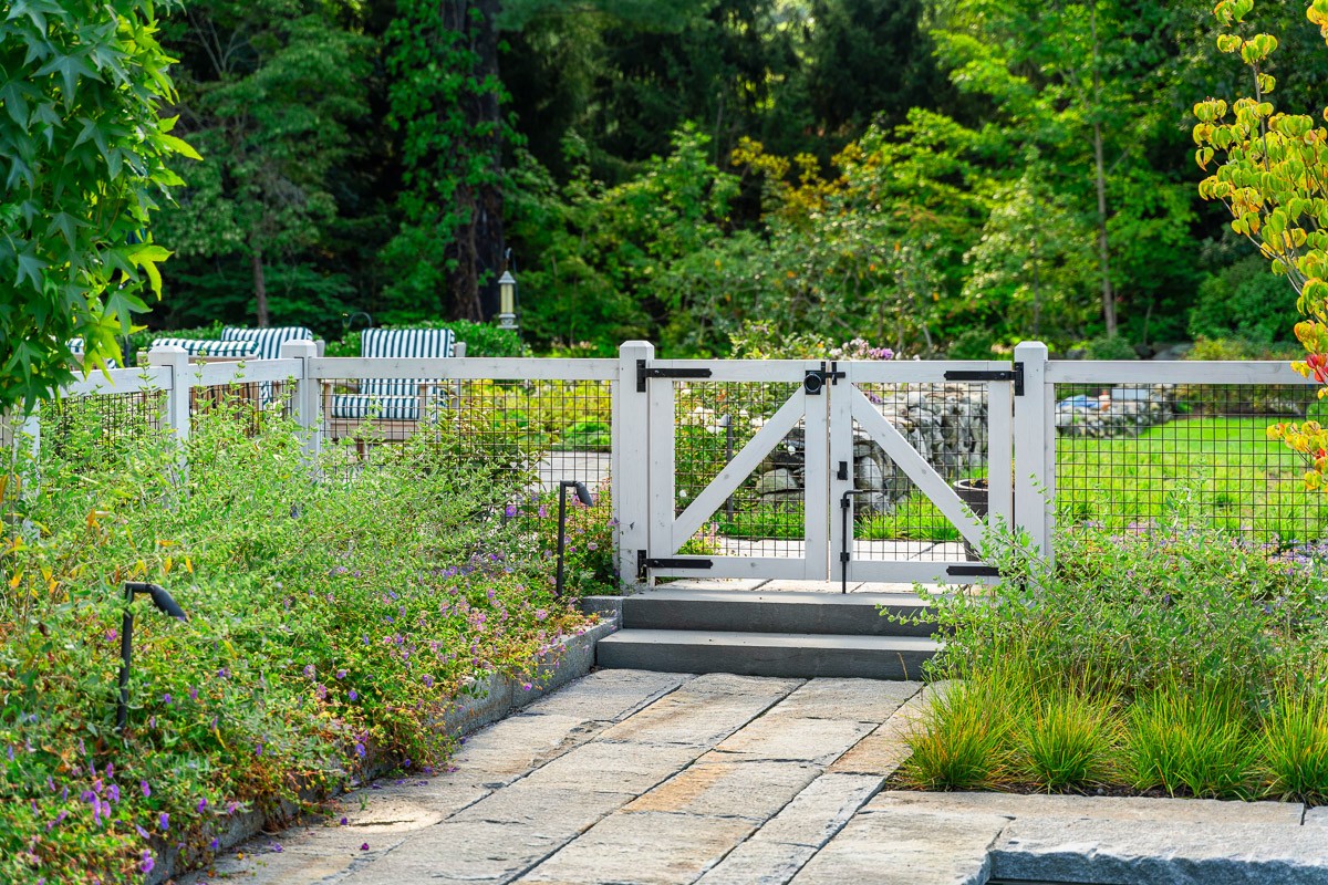 Wood and wire rigid garden fence