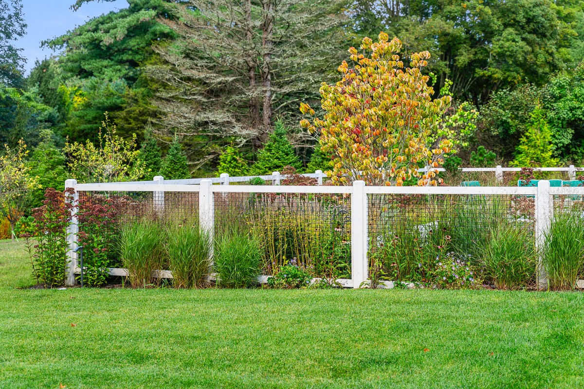 Wood and wire rigid garden fence