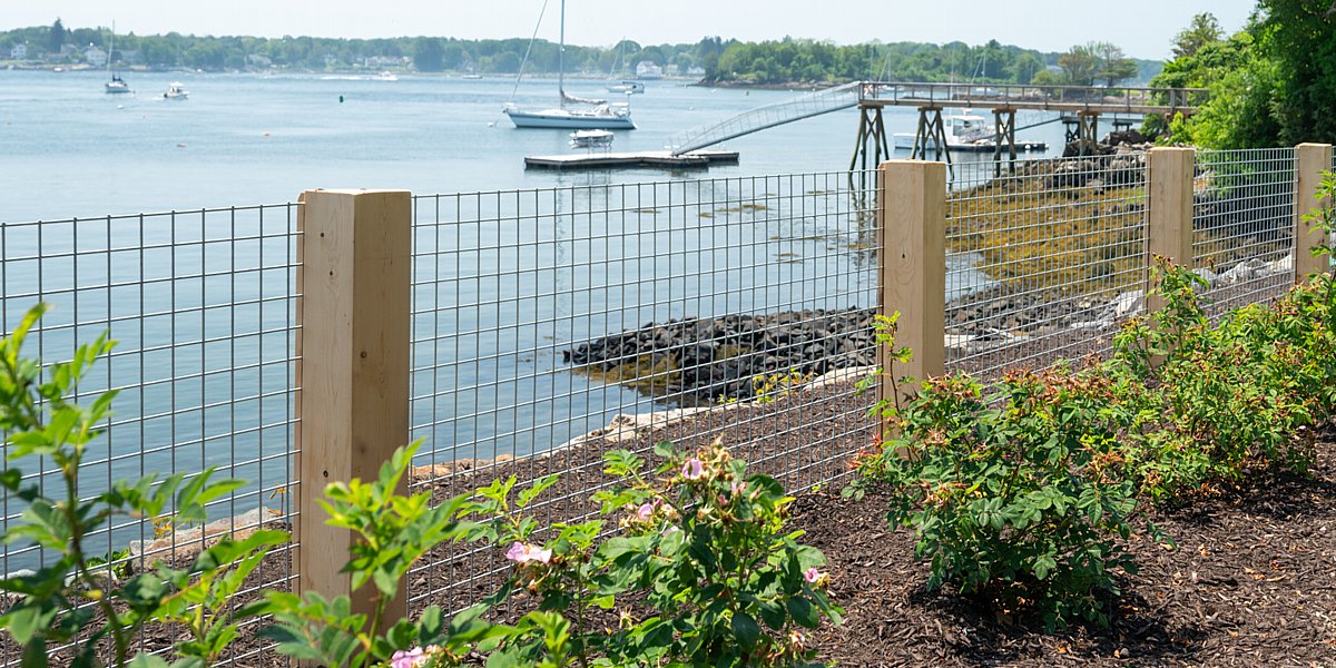 Wood and wire rigid garden fence