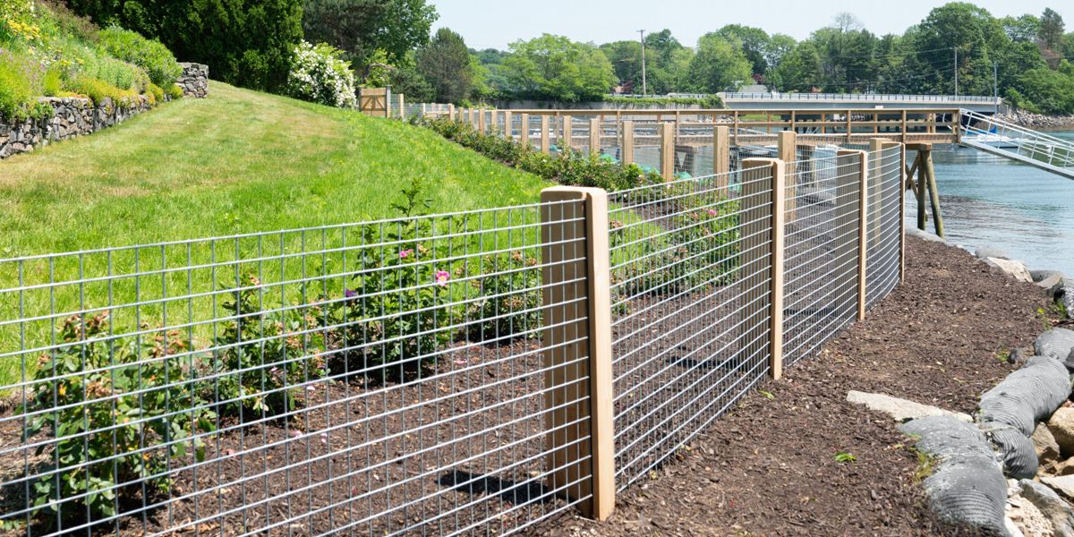 Wood and wire rigid garden fence
