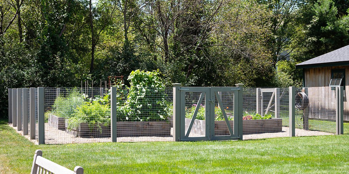 Wood and wire rigid garden fence