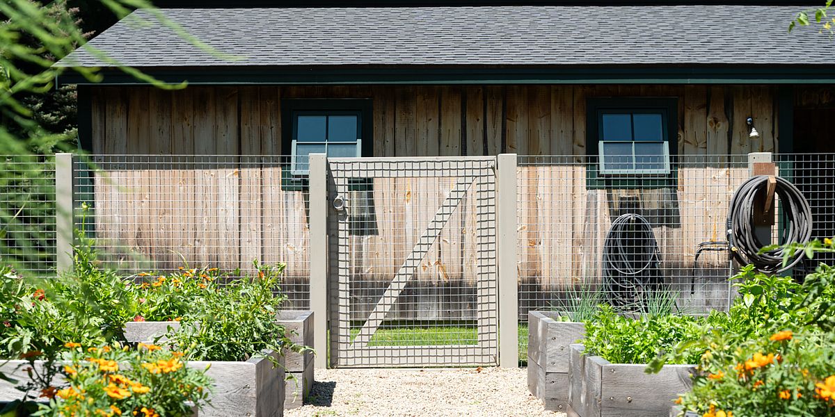 Wood and wire rigid garden fence