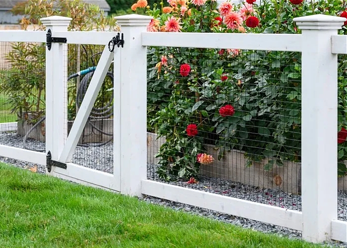 Wood and wire fence style