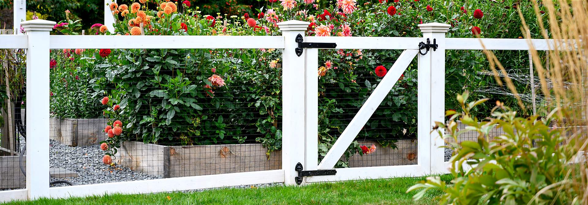 Wood and wire rigid garden fence