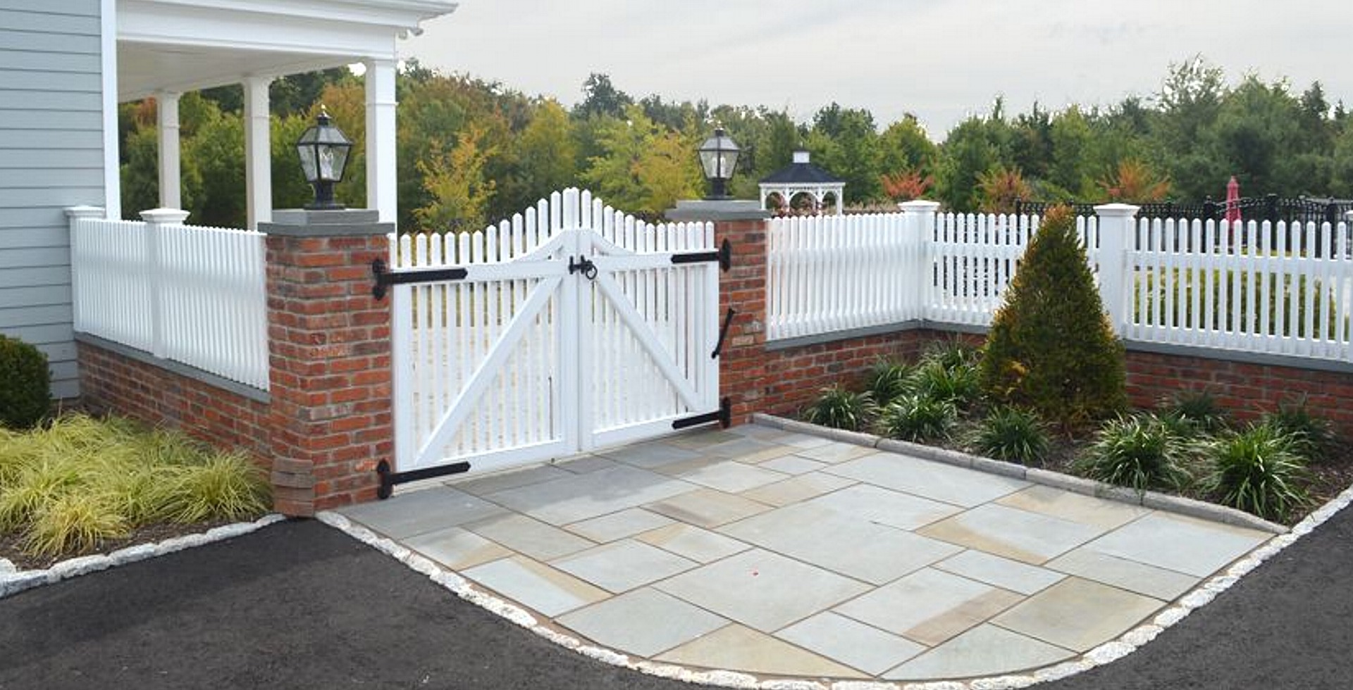 Wood and wire rigid garden fence