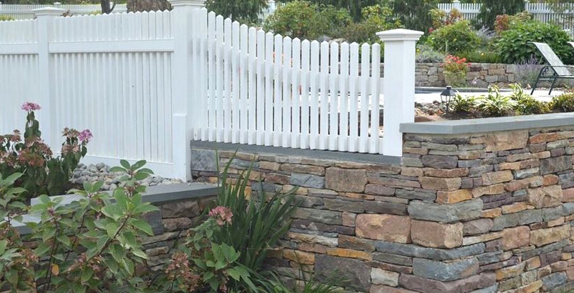 Wood and wire rigid garden fence
