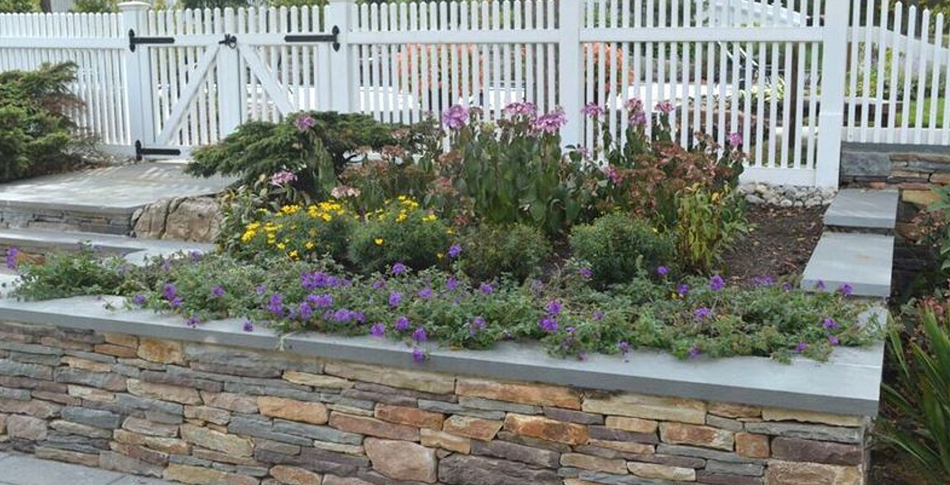 Wood and wire rigid garden fence