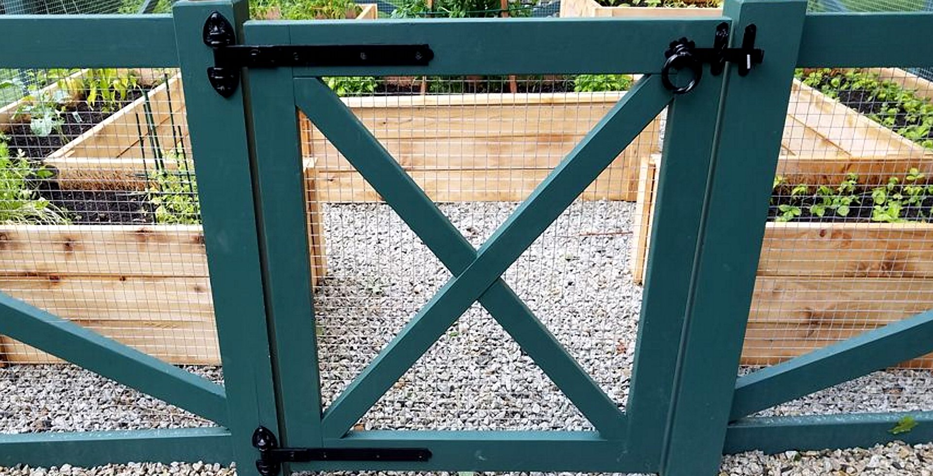 Wood and wire rigid garden fence