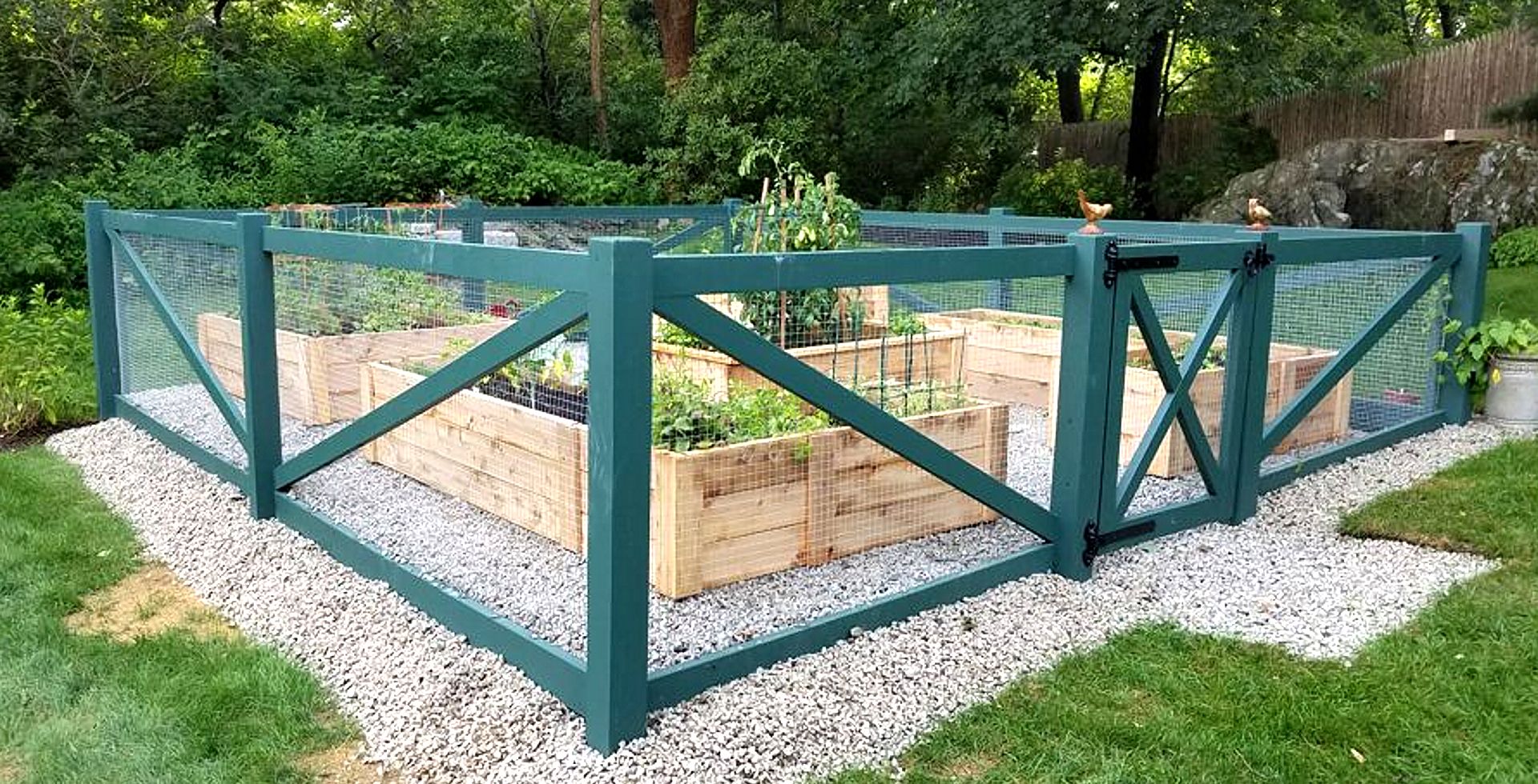 Wood and wire rigid garden fence