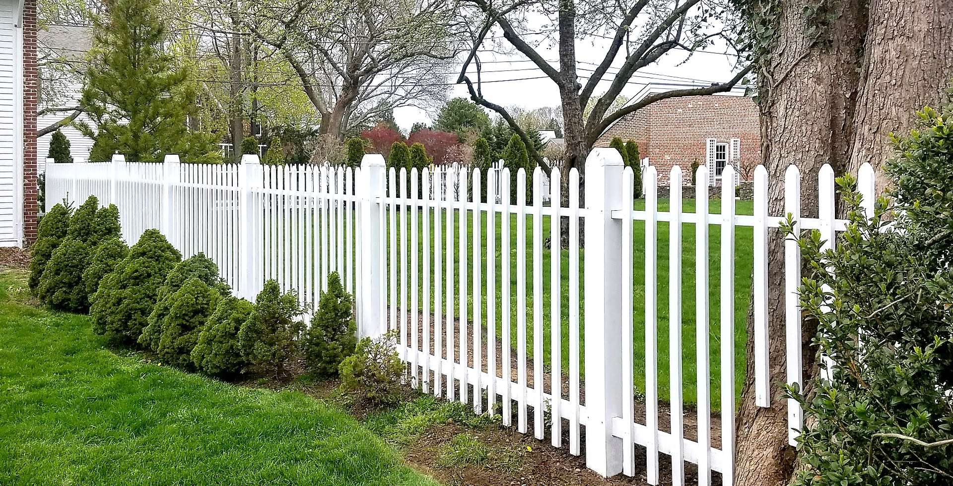 Wood and wire rigid garden fence