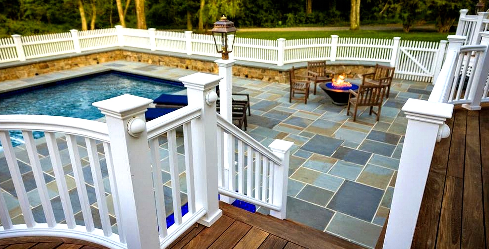 Wood and wire rigid garden fence