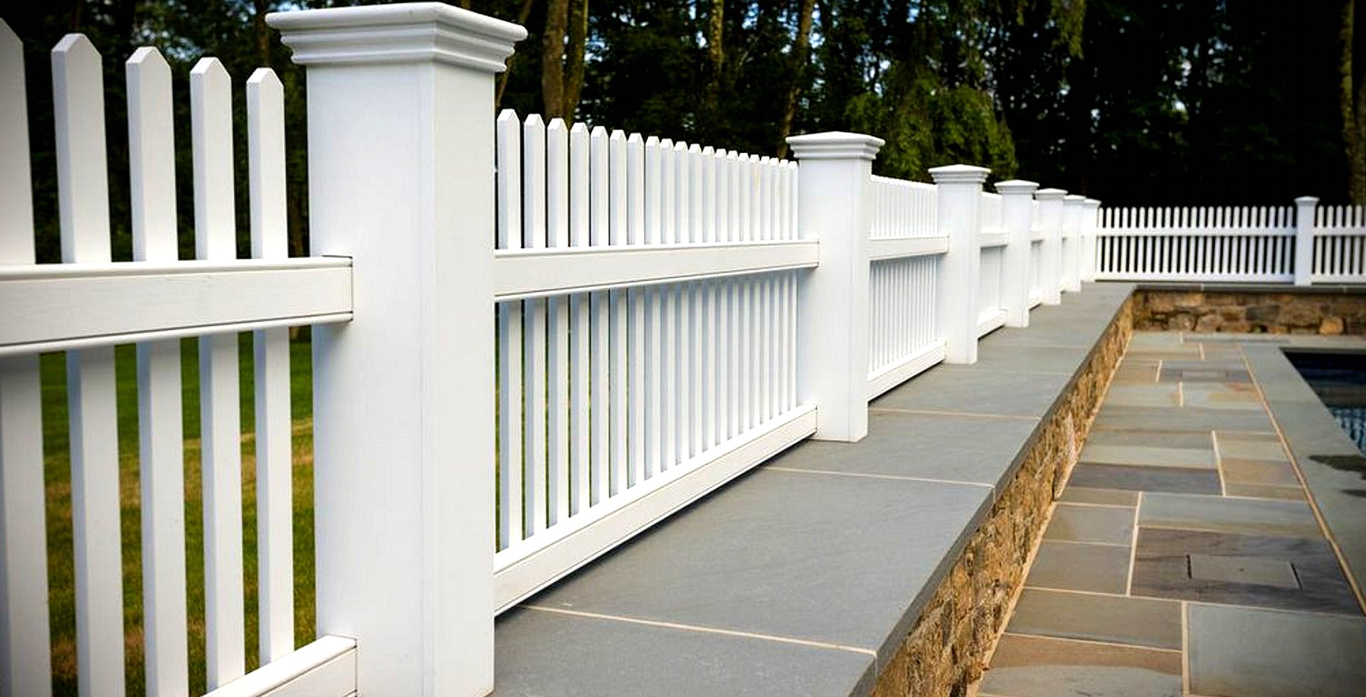 Wood and wire rigid garden fence