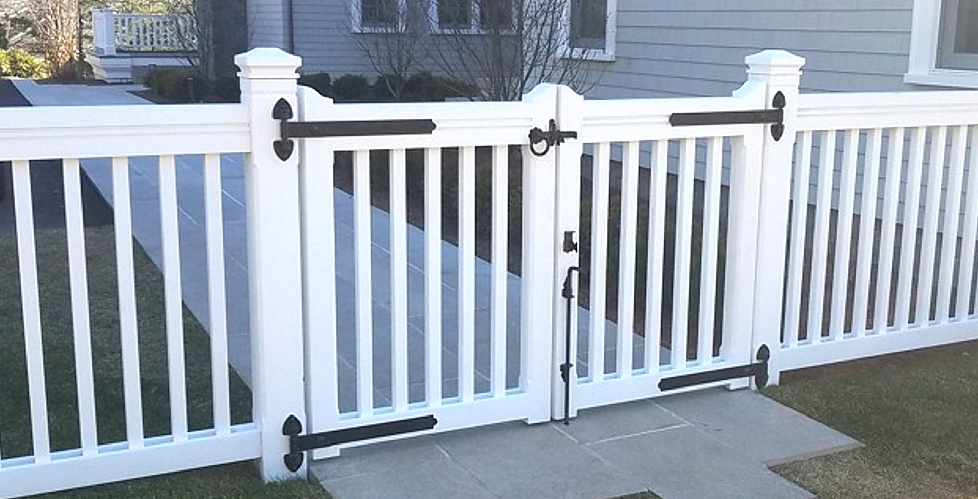 Wood and wire rigid garden fence