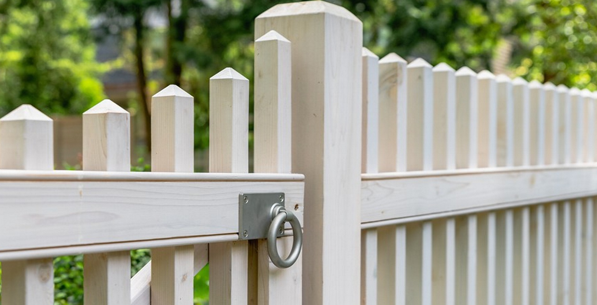 Wood and wire rigid garden fence