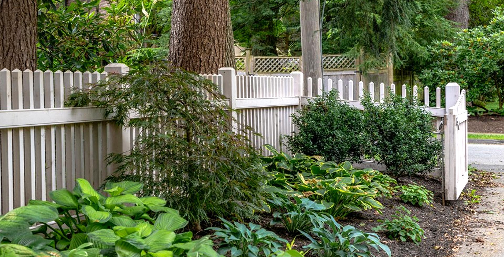 Wood and wire rigid garden fence