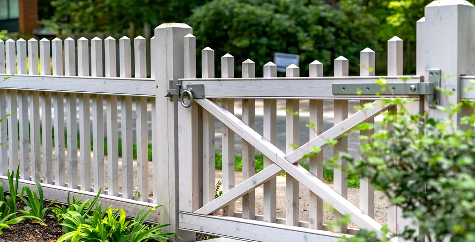Wood and wire rigid garden fence