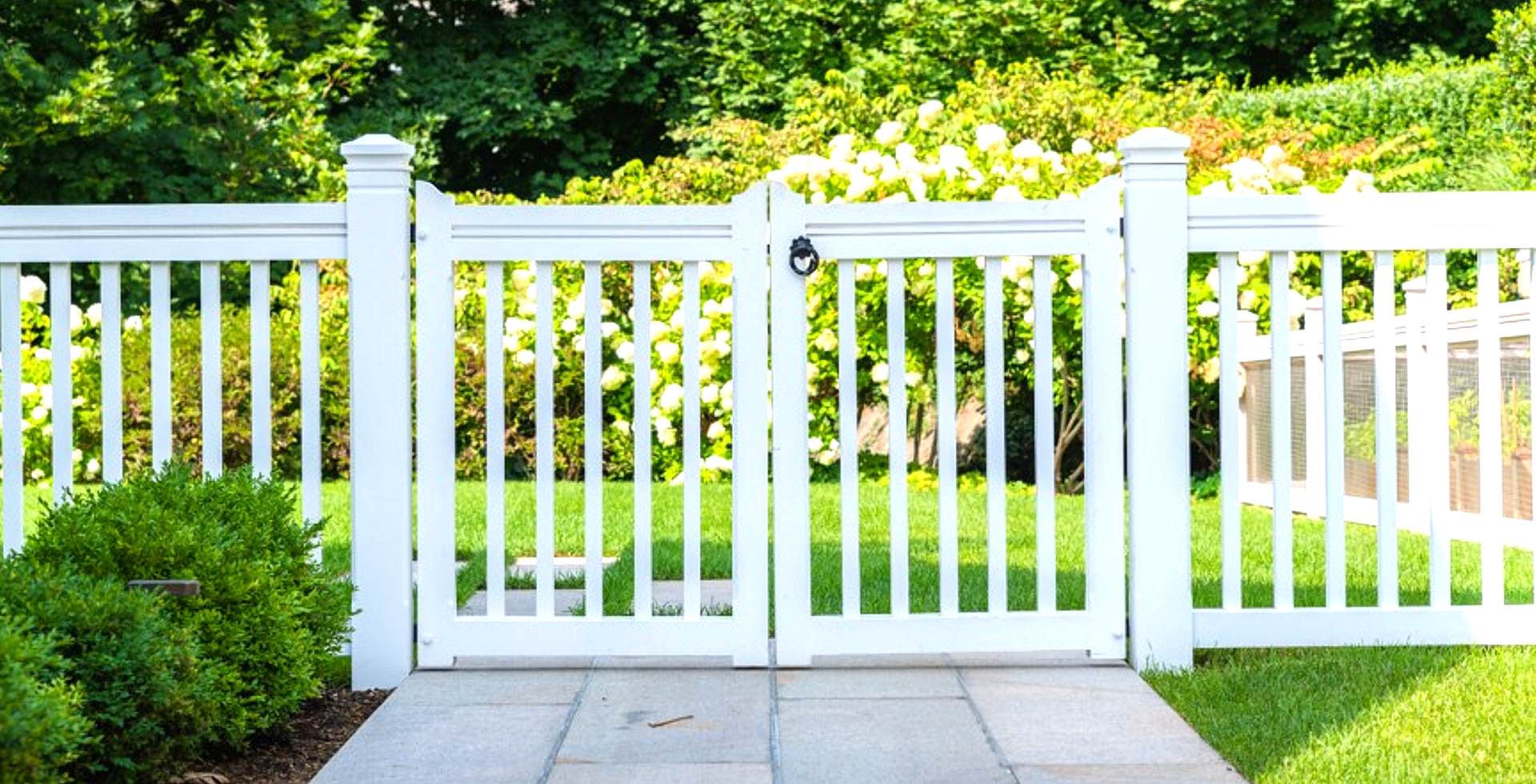 Wood and wire rigid garden fence