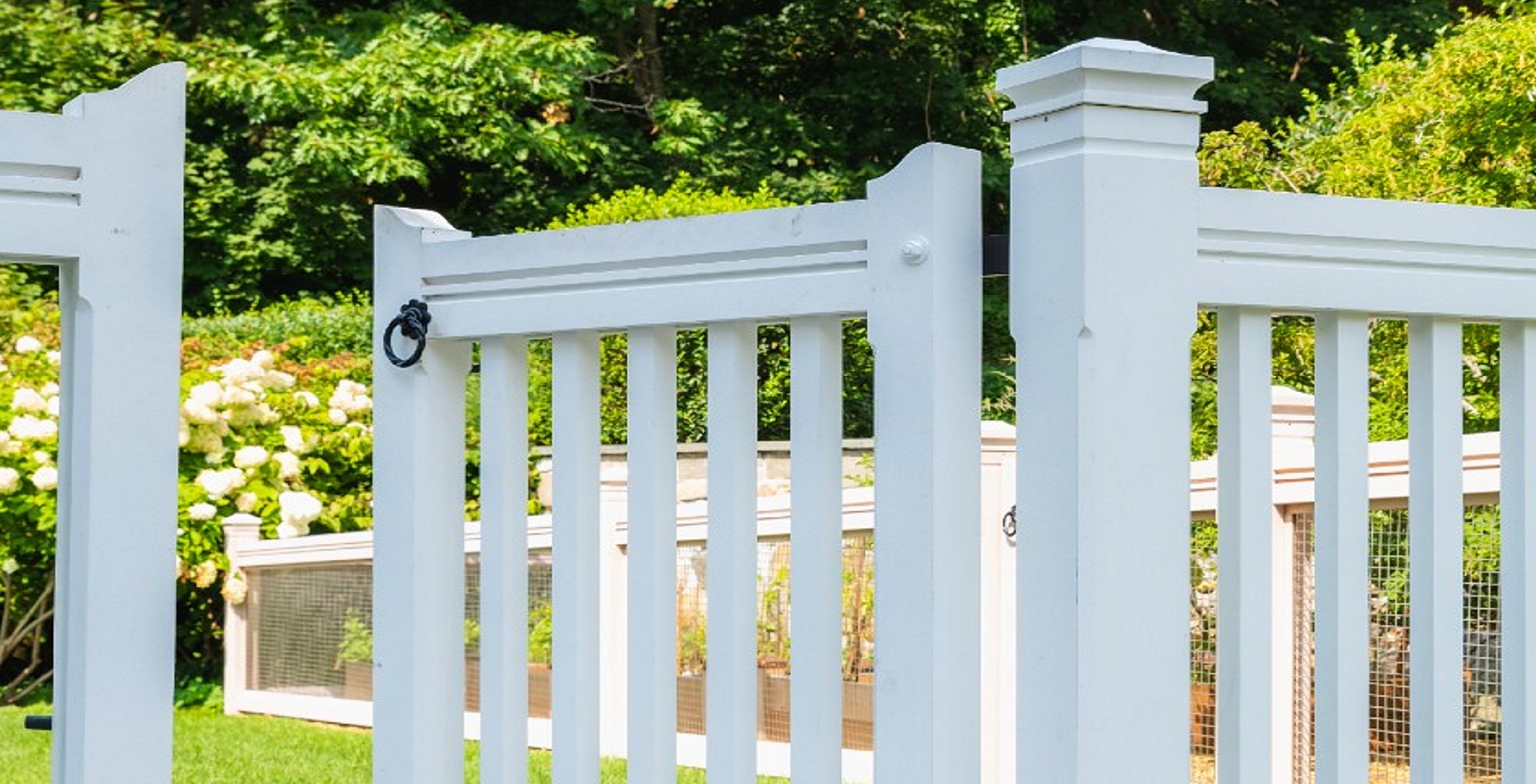 Wood and wire rigid garden fence