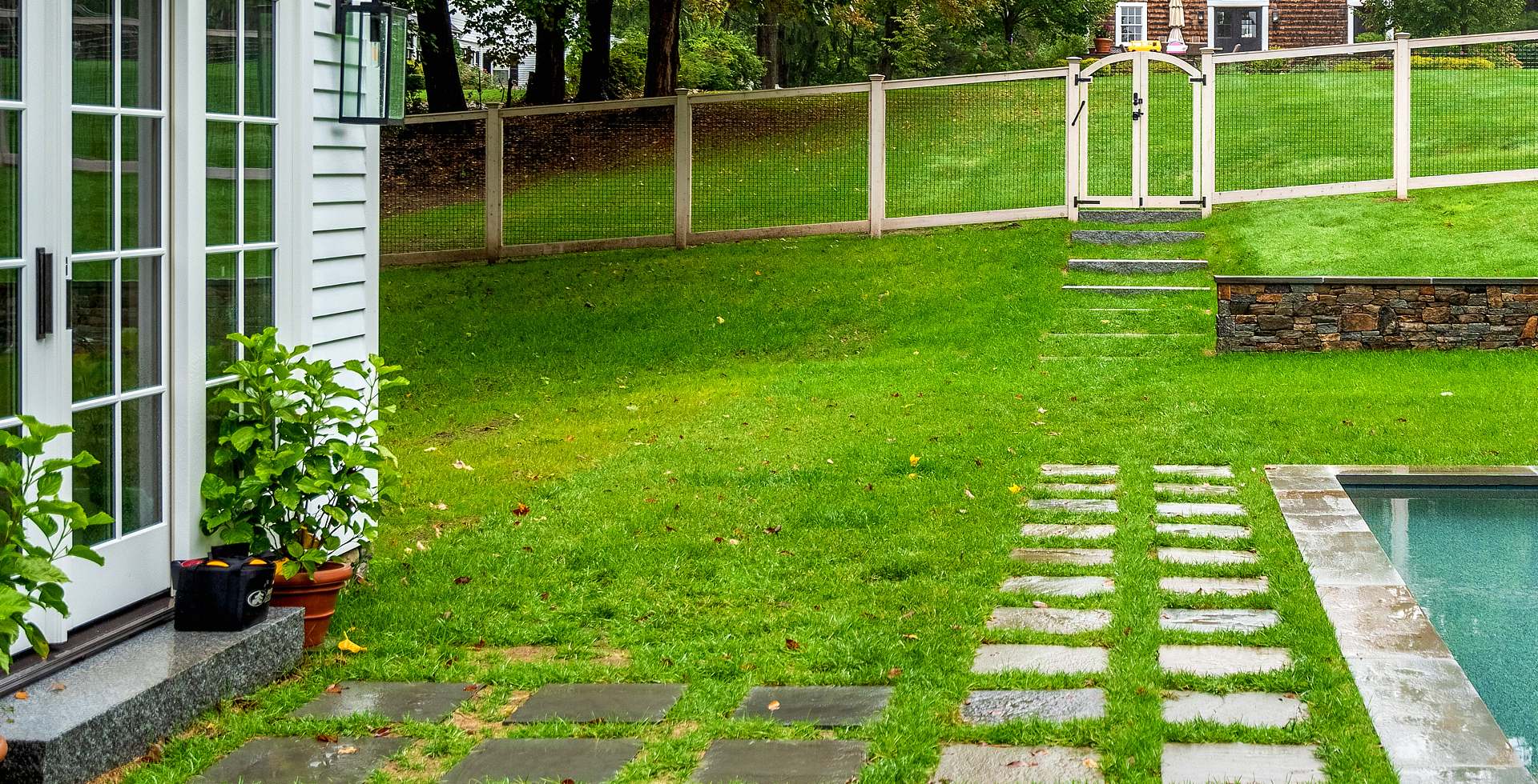 Wood and wire rigid garden fence