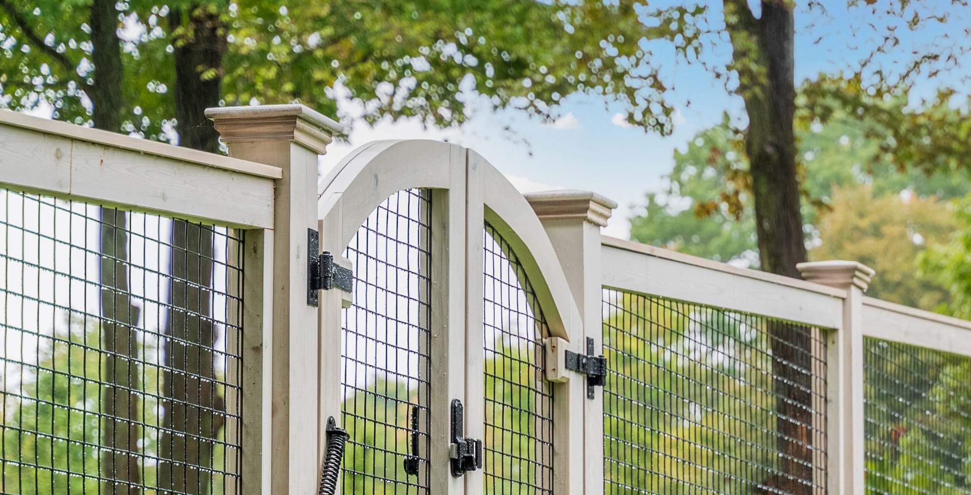 Wood and wire rigid garden fence