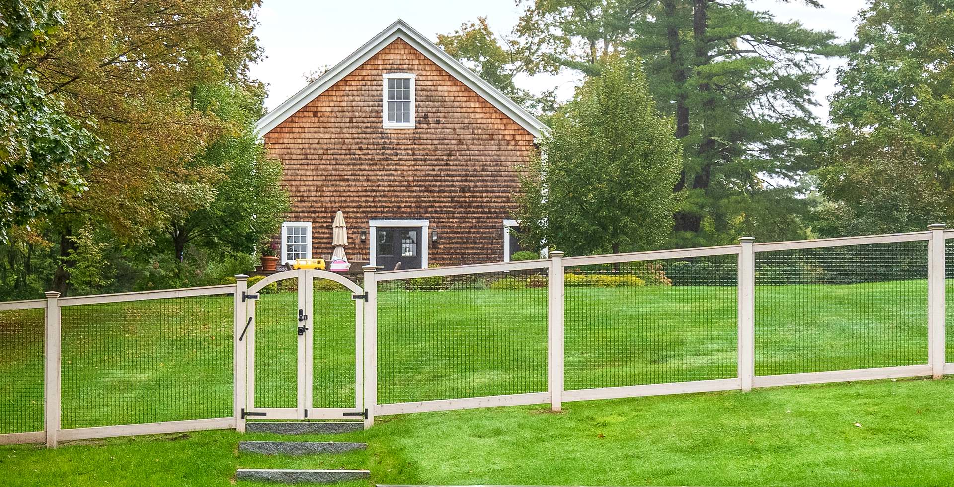Wood and wire rigid garden fence
