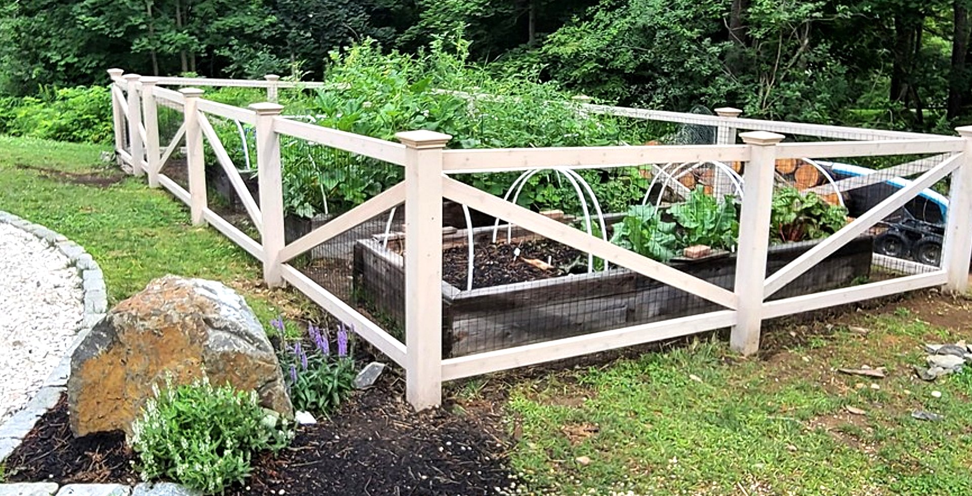 Wood and wire rigid garden fence