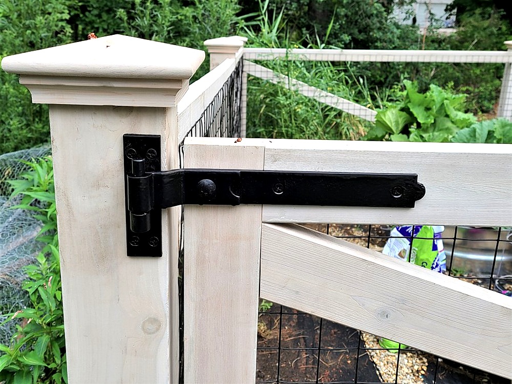 Wood and wire rigid garden fence