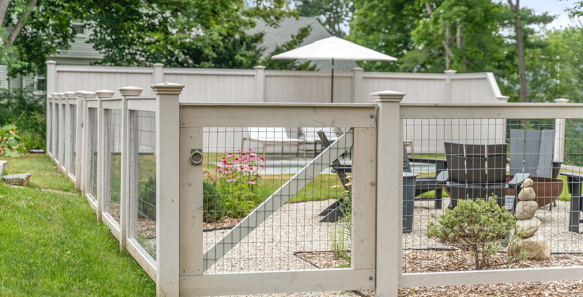 Wood and wire rigid garden fence