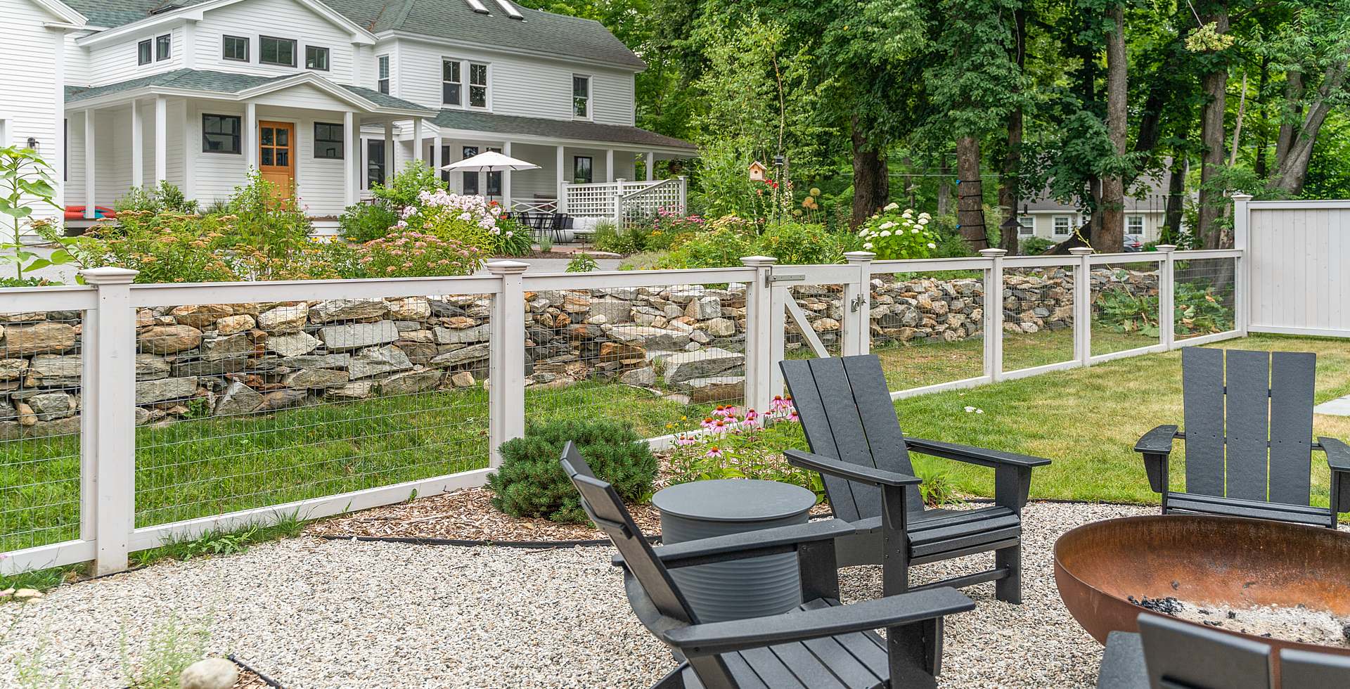 Wood and wire rigid garden fence